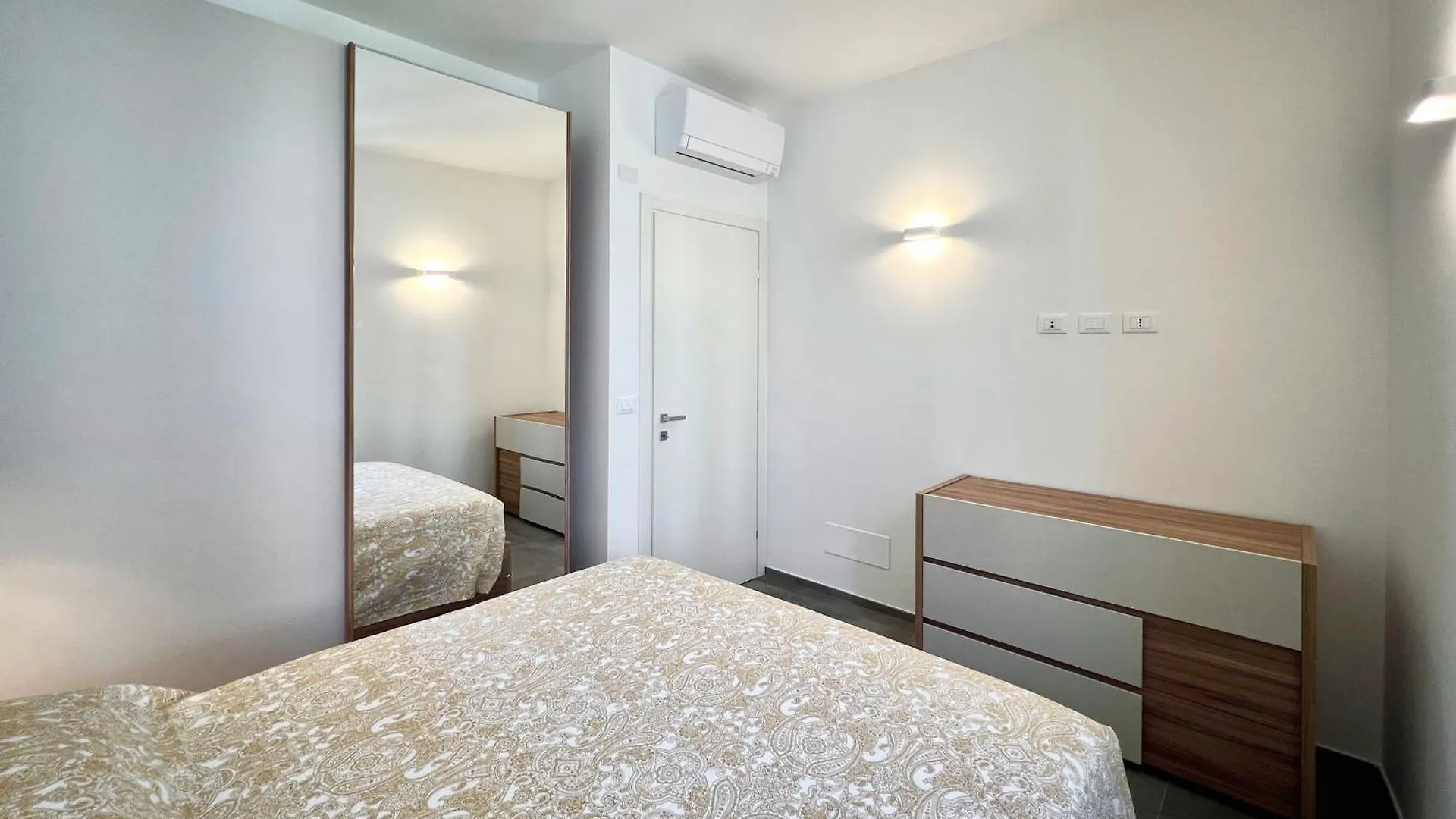 Splendido Trilo Con Posto Auto Apartamento Varazze