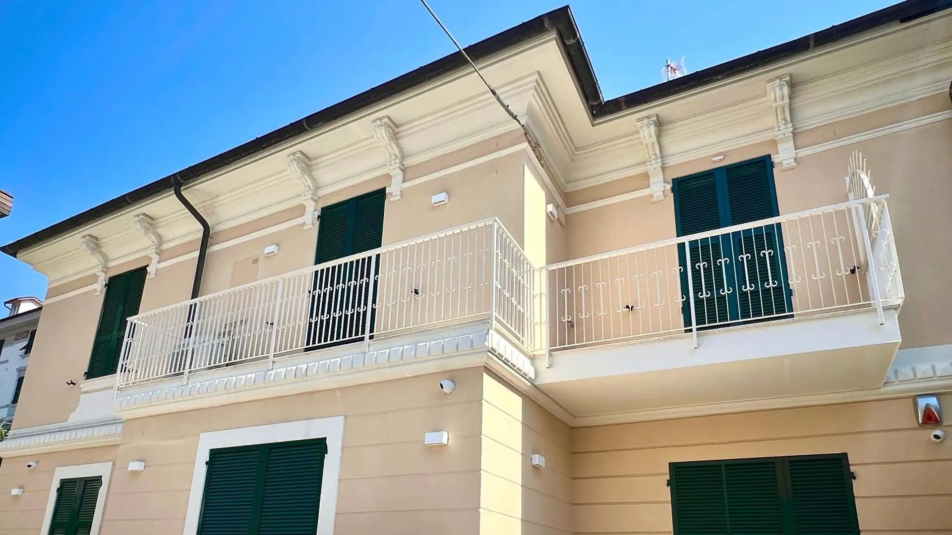 Splendido Trilo Con Posto Auto Apartamento Varazze